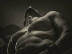 ペニスジェルを増やした裸の男