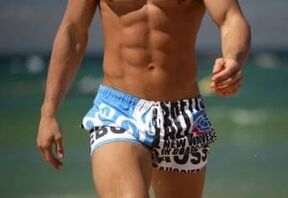 ペニスジェルを増やす水泳のトランクの男
