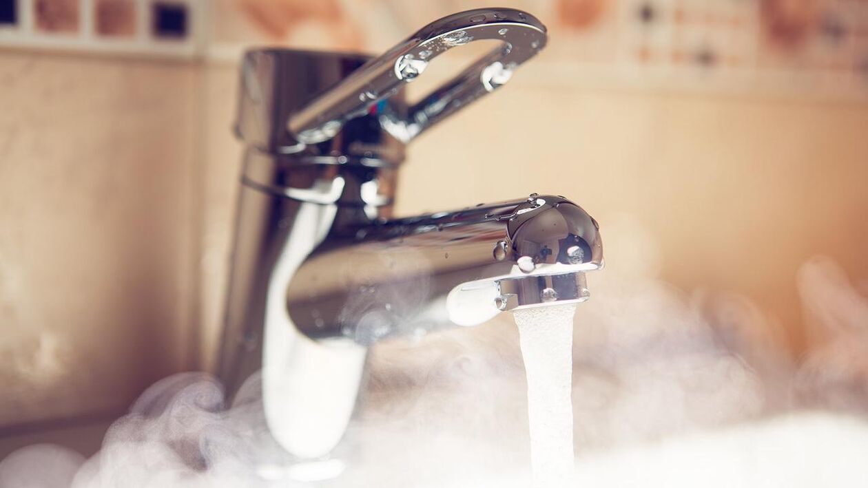 ソーダで増大させる前に陰茎を蒸すための温水タップ